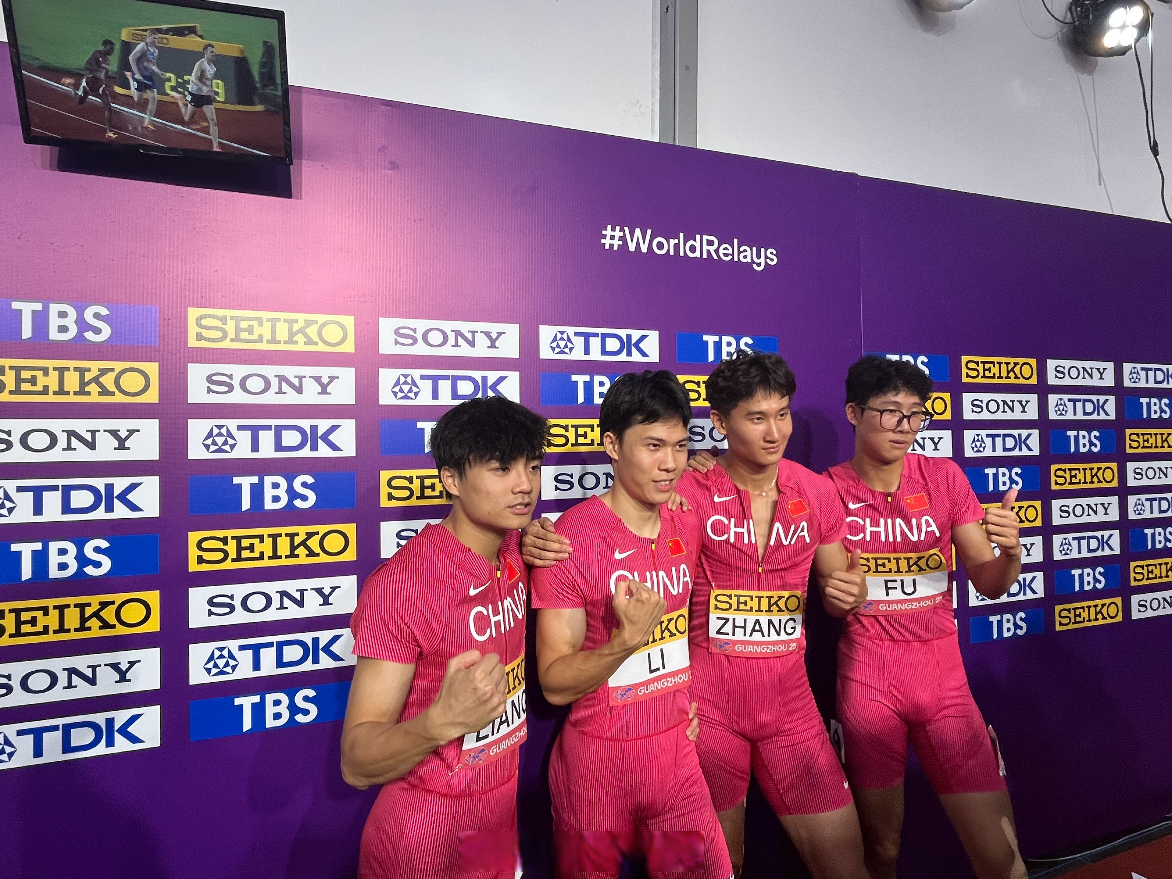 爱游戏官方-田径比赛中产生佳绩，南非选手勇夺金牌