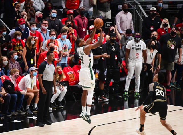 爱游戏课程-雄鹿夺取七连胜！亚当斯砍下全场最高24分