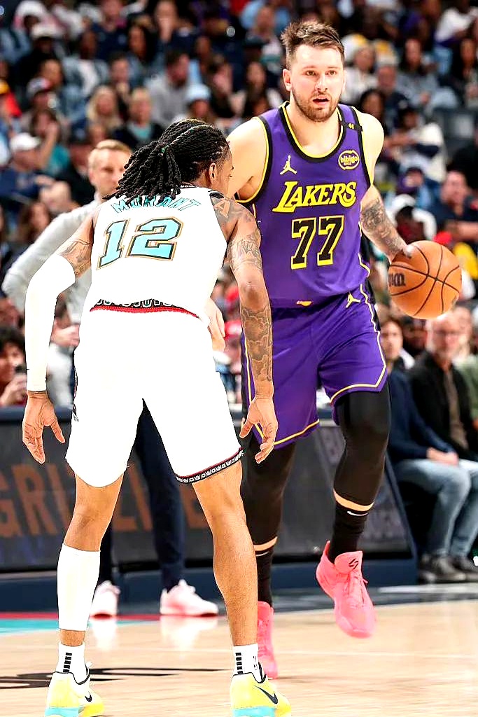 爱游戏在线登录-灰熊客场击败湖人,保持连胜势头