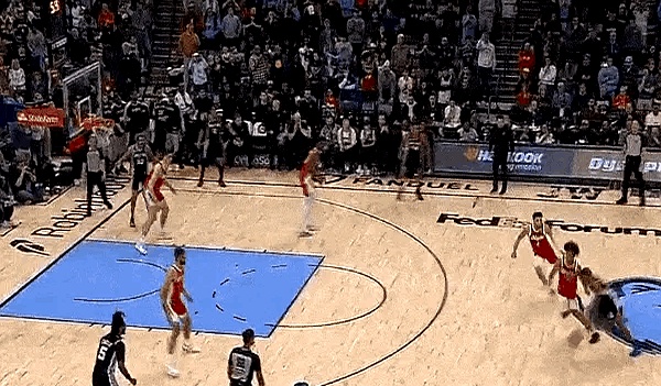 湖人力克灰熊，止住连败