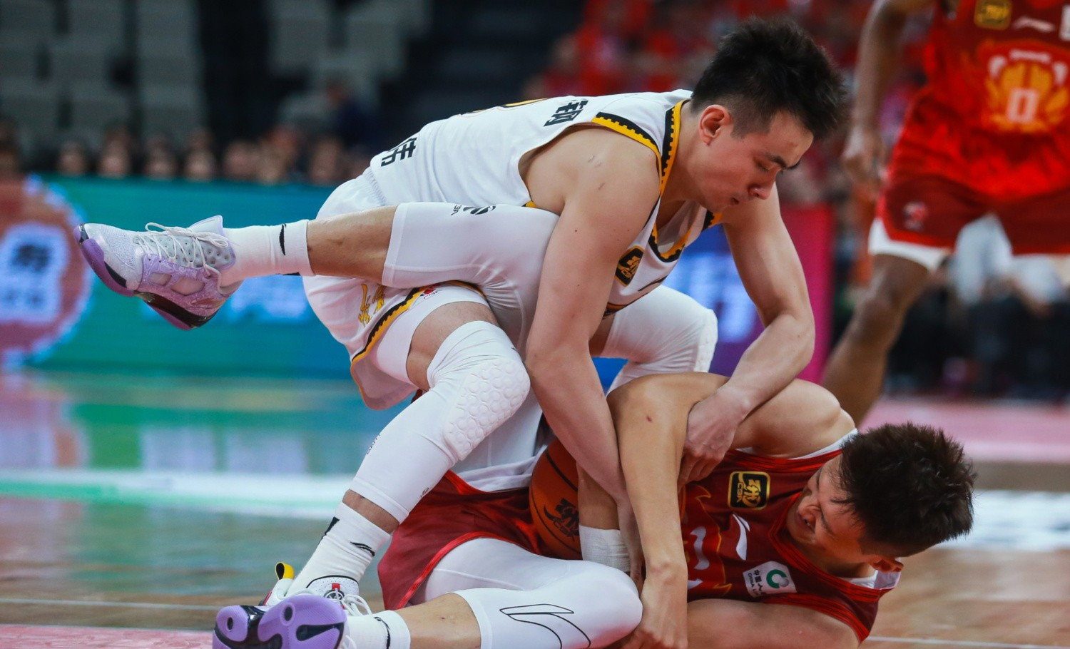 爱游戏培训-深圳战队在比赛中实力横扫对手，取得胜利！