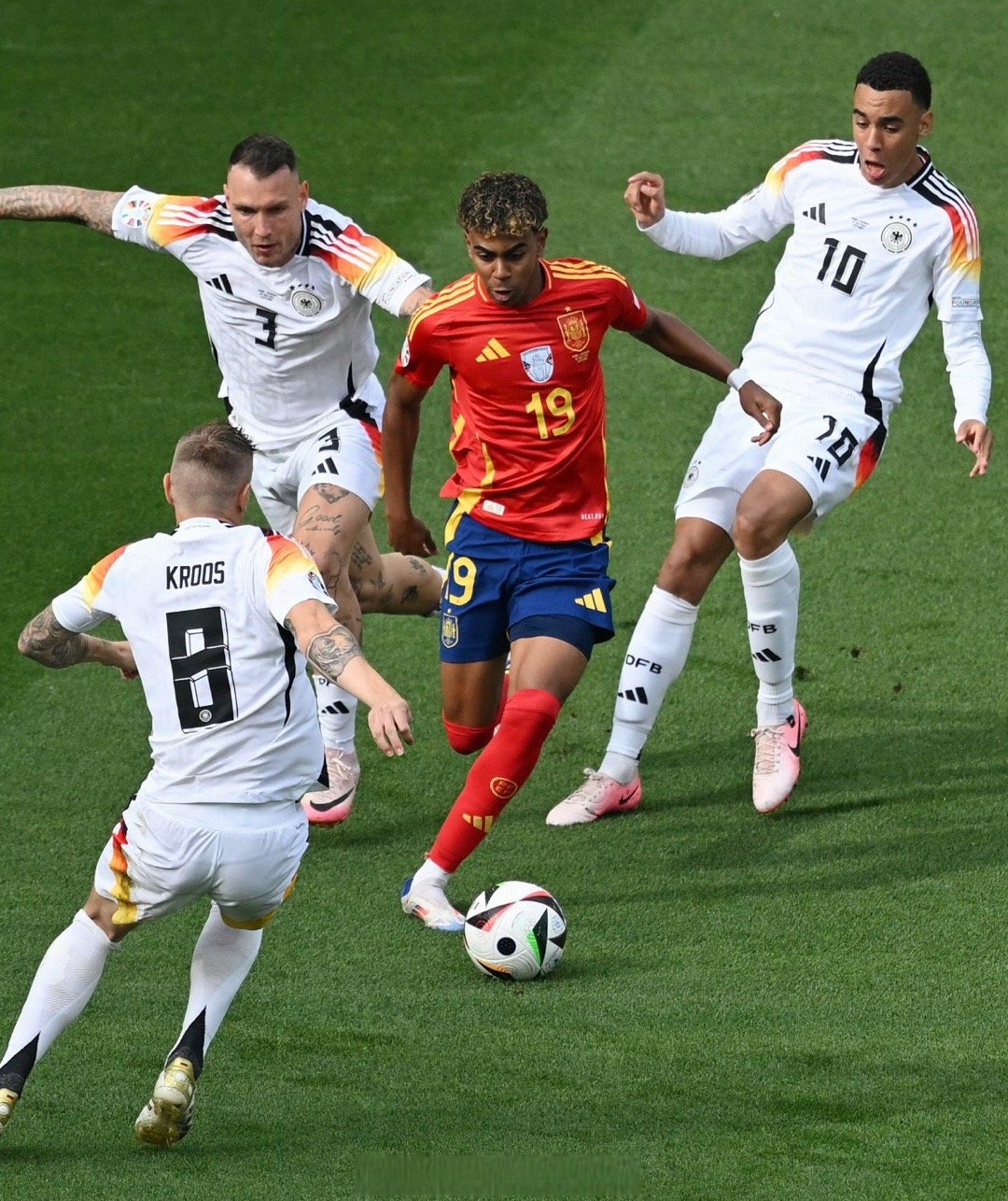 网球比赛中,西班牙选手连胜晋级八强