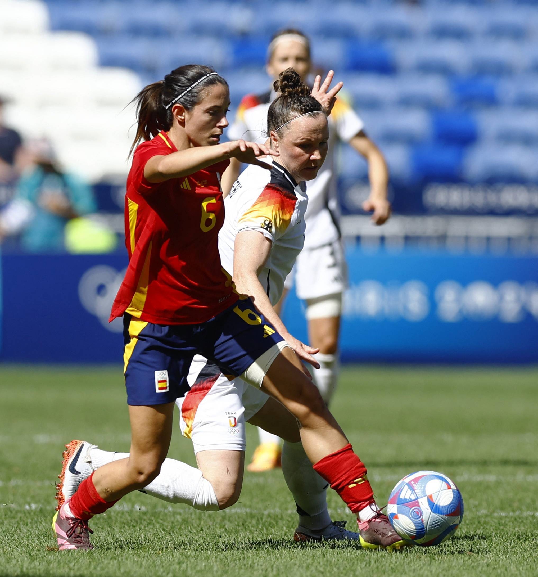 爱游戏网址-意大利队在女足比赛中展现出色的团队合作的简单介绍