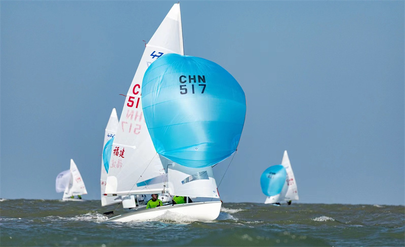 爱游戏活动-瑞典帆船队飘过终点线，夺得冠军