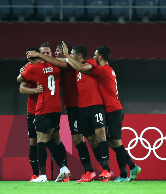 爱游戏中国官网-埃及游泳选手创造奇迹，夺冠